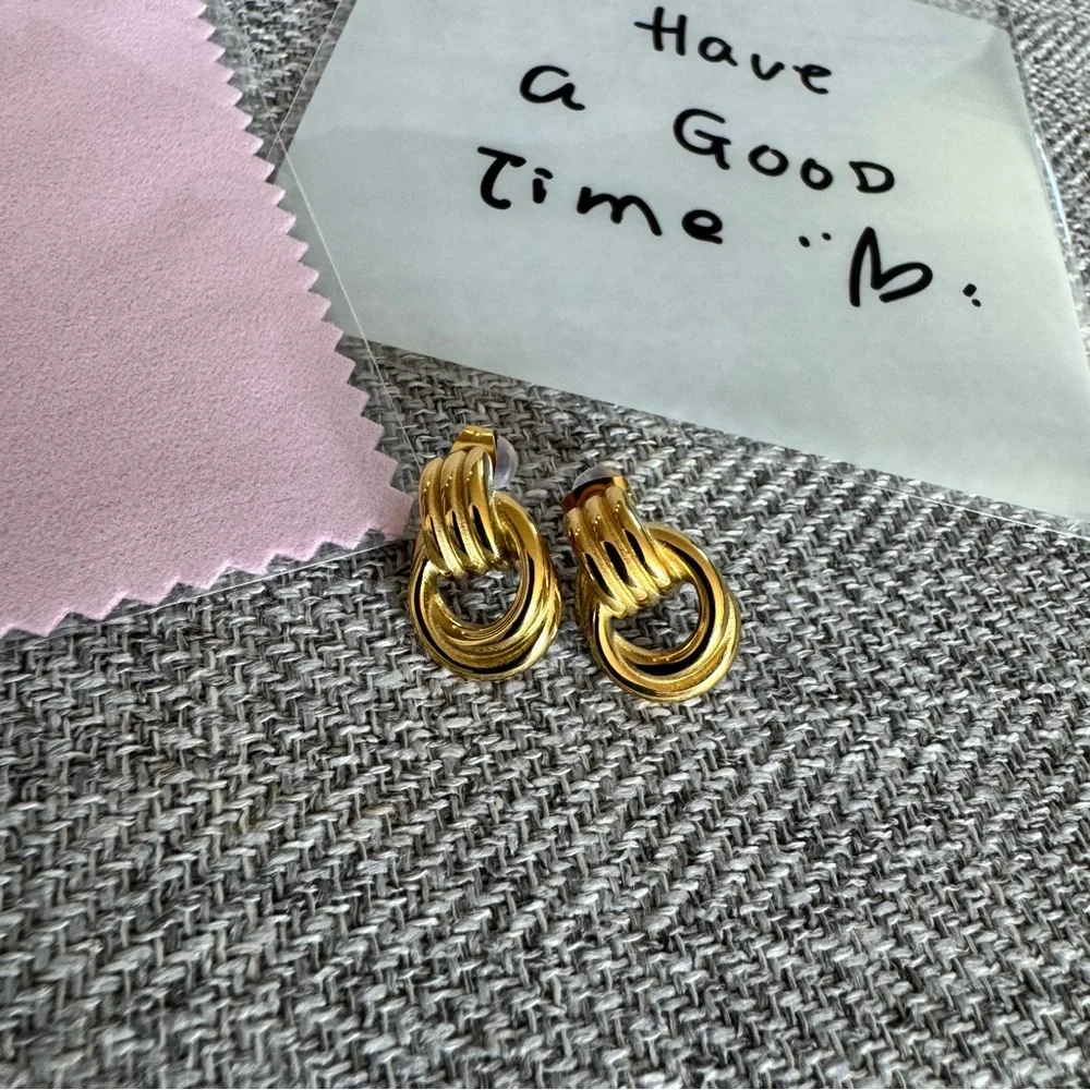 Elegant Gold Hoop Earrings - Picture 14 of 15